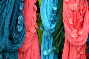 Photo tying scarves